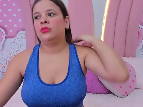 Snapshot of SofiaaBigBoobs chatting on December 5, 12:25 pm SofiaaBigBoobs online show from December 5, 12:25 pm