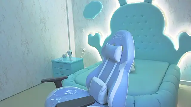 Mia Cuttee online show from November 2, 3:31 am