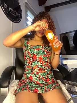 PrettyLia online show from October 25, 4:24 pm