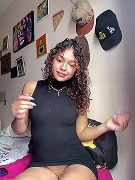 PrettyLia online show from February 6, 4:10 pm