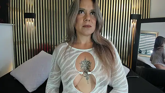 Lilith Bonnet online show from November 14, 7:01 pm