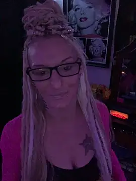 Snapshot of blondebarbiebae chatting on October 1, 7:31 pm blondebarbiebae online show from October 1, 7:31 pm