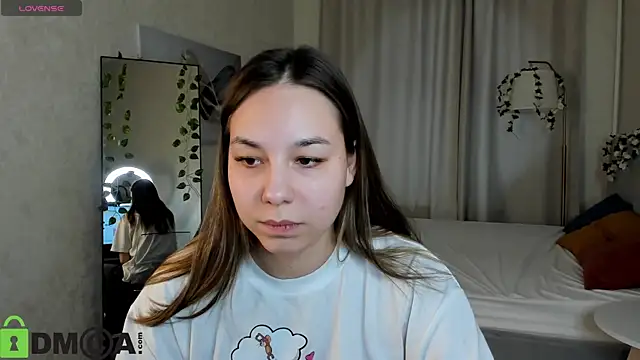 Al1ice Moures online show from February 6, 9:34 am