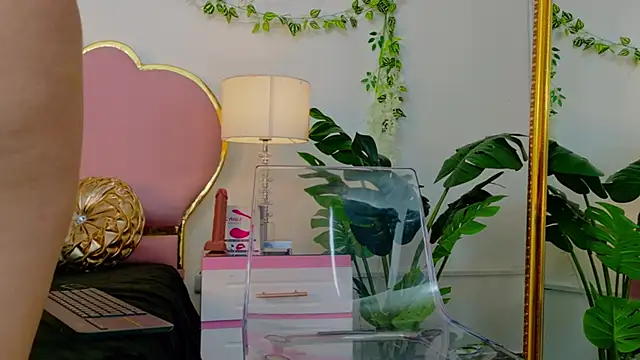 Snapshot of NaiaWhisper chatting on October 22, 5:30 am NaiaWhisper online show from October 22, 5:30 am