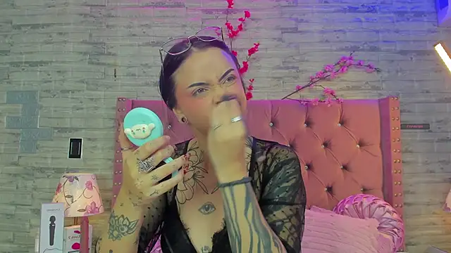 Snapshot of NaiaWhisper chatting on November 16, 2:22 pm NaiaWhisper online show from November 16, 2:22 pm