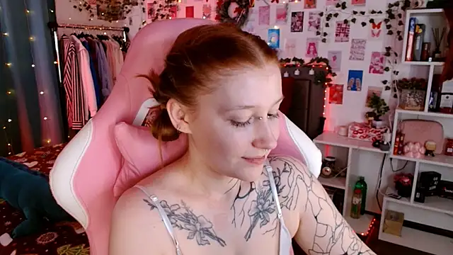 Snapshot of Ayla_Hicks chatting on December 13, 8:58 pm Ayla Hicks online show from December 13, 8:58 pm