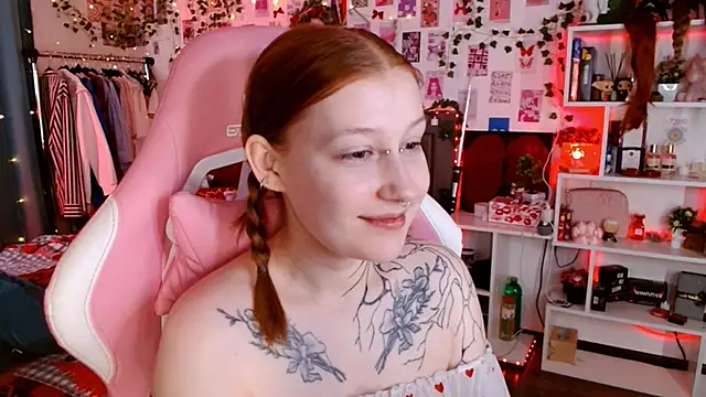 Snapshot of Ayla_Hicks chatting on December 16, 8:36 pm Ayla Hicks online show from December 16, 8:36 pm