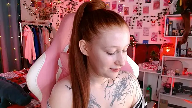 Ayla Hicks online show from December 17, 8:15 pm