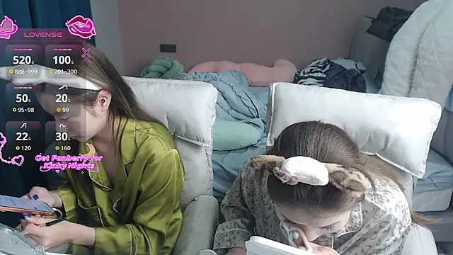 Snapshot of redrose520 chatting on December 21, 12:12 pm redrose520 online show from December 21, 12:12 pm