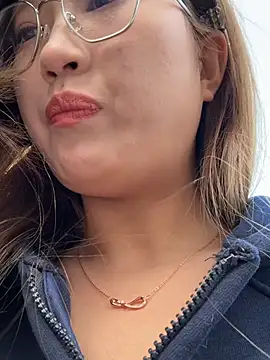 Snapshot of redrose520 chatting on March 7, 9:28 am redrose520 online show from March 7, 9:28 am