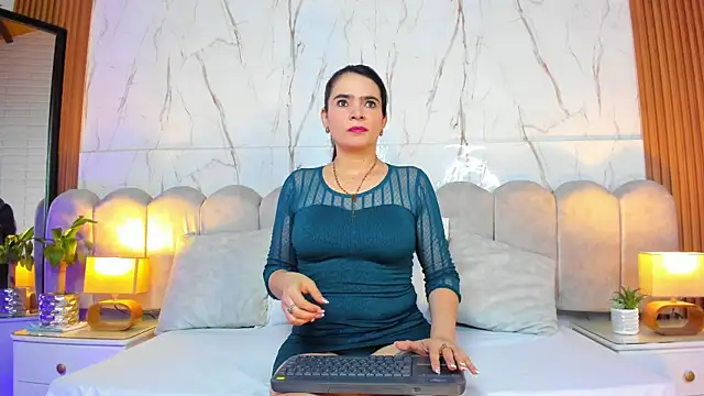 Snapshot of Samantha_Fiire chatting on July 24, 12:25 pm Samantha Fiire online show from July 24, 12:25 pm