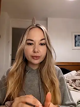 Snapshot of BarbieDolly_x chatting on November 4, 4:50 pm BarbieDolly x online show from November 4, 4:50 pm