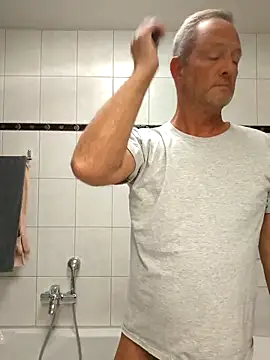 Snapshot of TommyTom76 chatting on December 16, 9:47 am TommyTom76 online show from December 16, 9:47 am