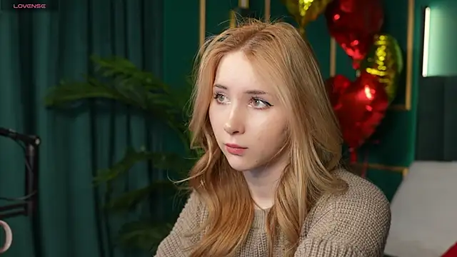 Snapshot of LiraKink chatting on February 6, 3:55 am LiraKink online show from February 6, 3:55 am