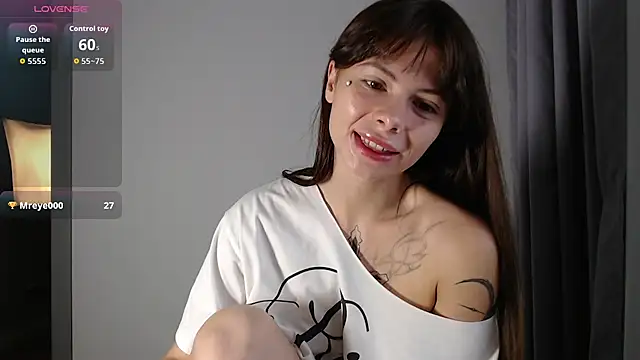 Snapshot of BellaAbey chatting on July 6, 10:45 am BellaAbey online show from July 6, 10:45 am