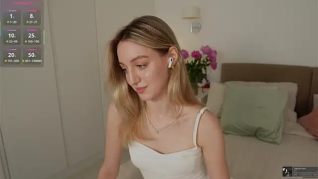 Snapshot of SophieBelll chatting on June 12, 9:19 am SophieBelll online show from June 12, 9:19 am
