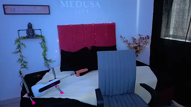 pequitasmedusa9 online show from October 27, 4:44 pm