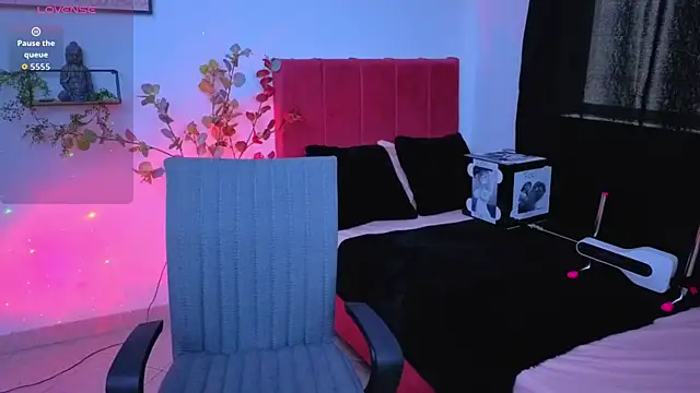 pequitasmedusa9 online show from December 2, 8:04 pm