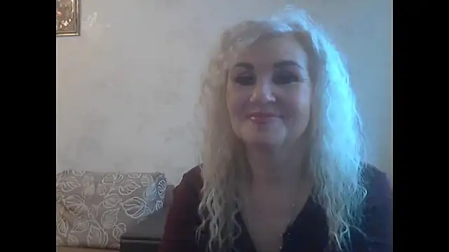 Snapshot of LadySexyBlond chatting on December 3, 4:31 am LadySexyBlond online show from December 3, 4:31 am