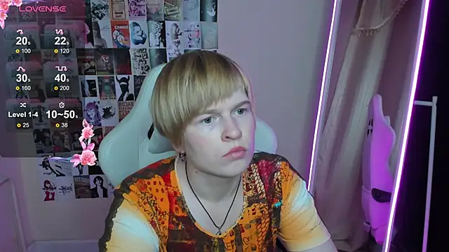 Snapshot of Cattie_w_ chatting on November 19, 1:27 am Cattie w online show from November 19, 1:27 am