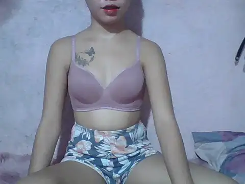 Snapshot of SweetPussie18x chatting on July 7, 7:23 am SweetPussie18x online show from July 7, 7:23 am