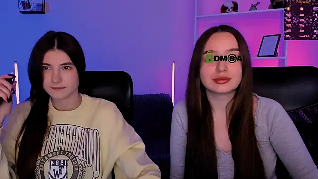 Snapshot of leslie_bird chatting on December 2, 2:23 pm leslie bird online show from December 2, 2:23 pm