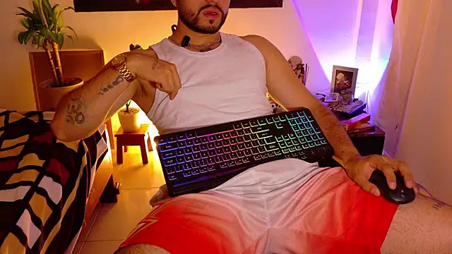 Snapshot of TomSloam chatting on December 18, 4:29 am TomSloam online show from December 18, 4:29 am