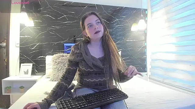 ZOE LE online show from February 7, 11:36 am