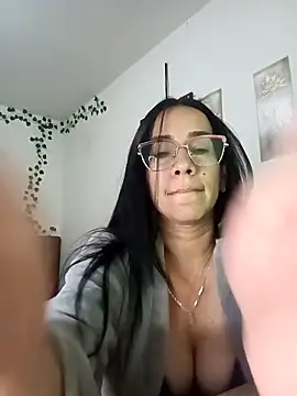 Snapshot of YaraDuartee chatting on December 1, 1:32 am YaraDuartee online show from December 1, 1:32 am