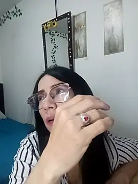 Snapshot of YaraDuartee chatting on December 17, 1:11 am YaraDuartee online show from December 17, 1:11 am