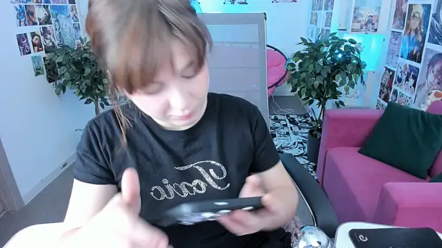 Snapshot of FameyBlum chatting on October 15, 8:25 am FameyBlum online show from October 15, 8:25 am