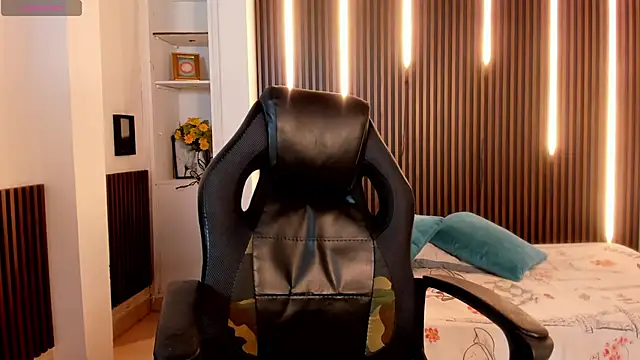 Snapshot of Violet_Anders chatting on October 22, 8:19 pm Violet Anders online show from October 22, 8:19 pm