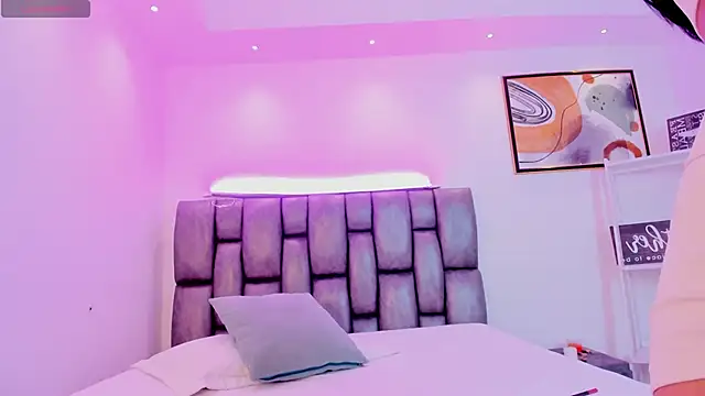 Snapshot of Violet_Anders chatting on November 15, 7:10 pm Violet Anders online show from November 15, 7:10 pm