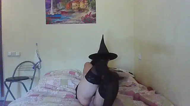 Snapshot of QueenMomyS chatting on October 31, 11:44 am QueenMomyS online show from October 31, 11:44 am