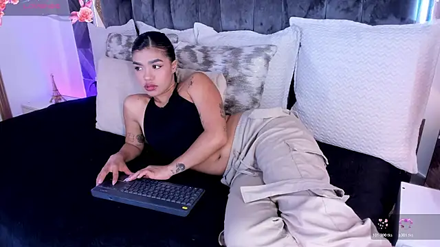 Snapshot of NaylaGrey chatting on June 30, 11:33 am NaylaGrey online show from June 30, 11:33 am