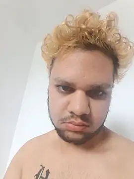 Snapshot of James55pp chatting on November 5, 9:42 am James55pp online show from November 5, 9:42 am