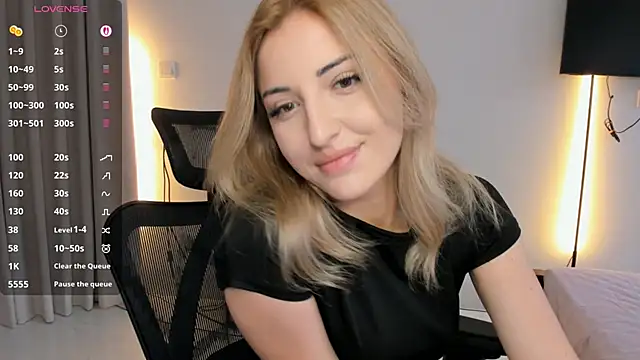 Snapshot of AmyVilvet_ chatting on April 19, 11:18 pm AmyVilvet online show from April 19, 11:18 pm