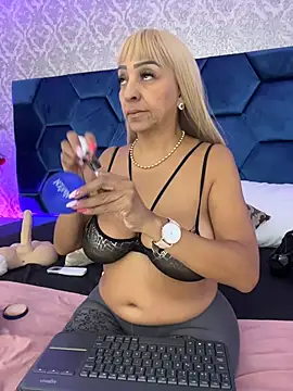 Angelina Roa online show from August 4, 2:30 pm