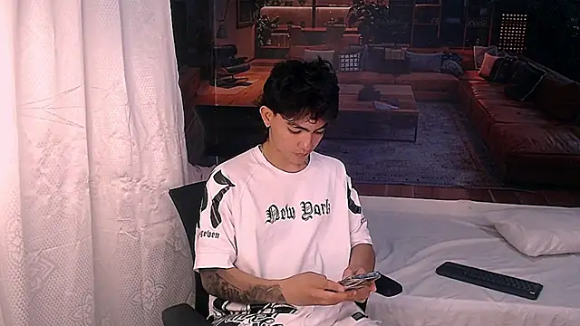 Snapshot of RomeoMillerr chatting on December 19, 7:21 pm RomeoMillerr online show from December 19, 7:21 pm
