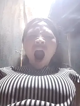 bree-zz online show from March 18, 5:43 am