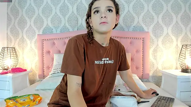 Snapshot of kendallspears_1 chatting on November 12, 3:51 am kendallspears 1 online show from November 12, 3:51 am