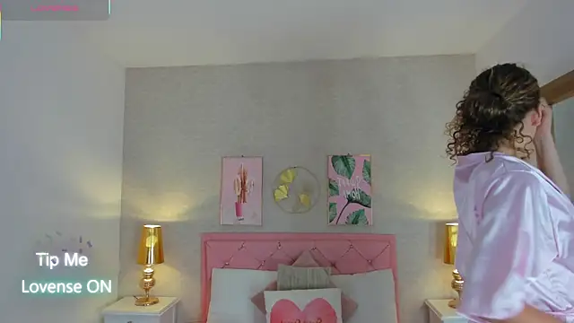 Snapshot of kendallspears_1 chatting on December 4, 4:11 am kendallspears 1 online show from December 4, 4:11 am