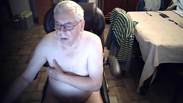 Snapshot of Alain633 chatting on October 8, 6:22 am Alain633 online show from October 8, 6:22 am