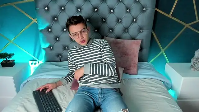 Lian Miller1  online show from October 1, 12:22 pm