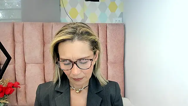 Snapshot of Issa_Milf__ chatting on June 19, 4:22 pm Issa Milf online show from June 19, 4:22 pm