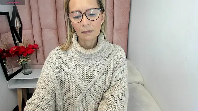 Snapshot of Issa_Milf__ chatting on June 20, 1:47 pm Issa Milf online show from June 20, 1:47 pm