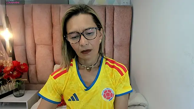 Snapshot of Issa_Milf__ chatting on July 3, 3:29 pm Issa Milf online show from July 3, 3:29 pm