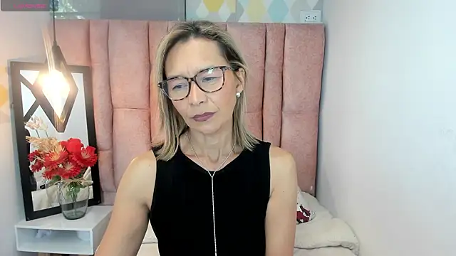 Snapshot of Issa_Milf__ chatting on July 6, 1:41 pm Issa Milf online show from July 6, 1:41 pm