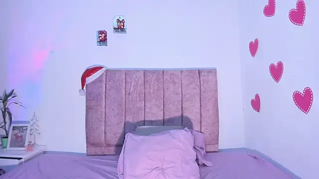 Snapshot of Mila_1wood chatting on December 14, 3:12 am Mila 1wood online show from December 14, 3:12 am