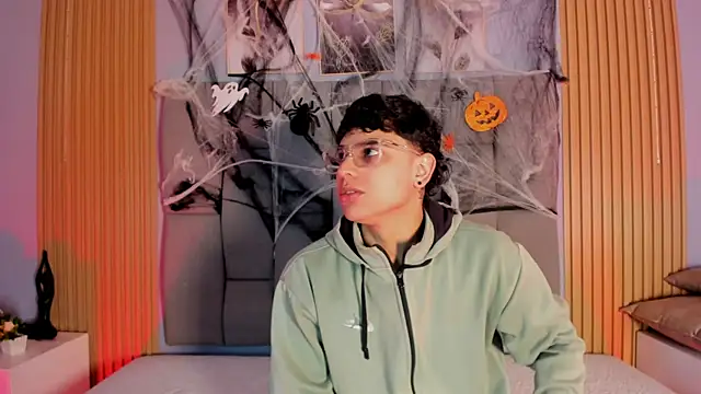 Kandyfrees  online show from October 28, 11:25 am